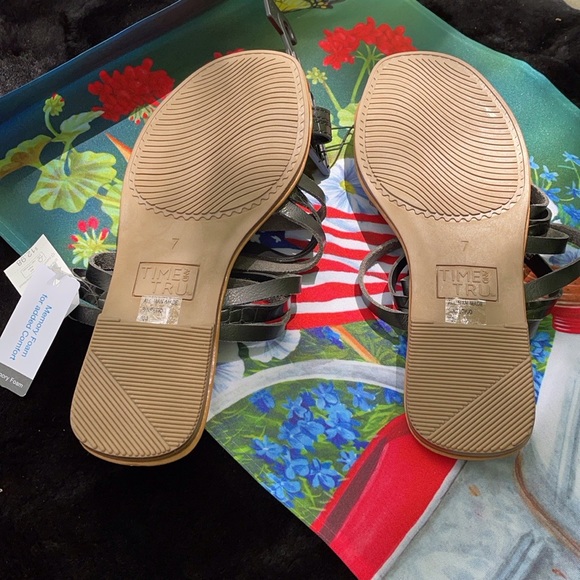 NWT Time and Tru Memory Foam Black & Tan Strappy Sandals Big Toe Loop Slip On 7 - Picture 4 of 12